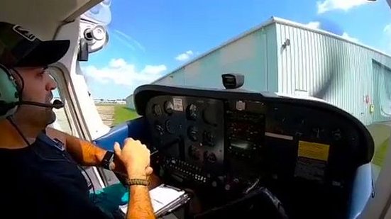 Imagem Vídeo da cabine mostra avião batendo em hangar após pouso desastroso