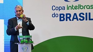 - O ex-técnico Carlos Alberto Parreira participa do sorteio dos mandos de campo dos confrontos das semifinais da Copa do Brasil de Futebol 2022, na sede da CBF, no Rio de Janeiro | Foto: Gabriel Bastos Mello/Onzex Press e Imagens/Folhapress