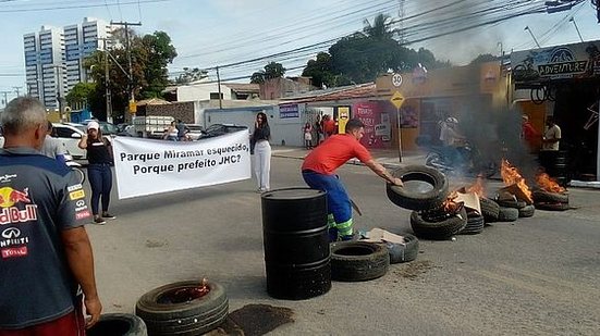 Moradores queimaram pneus e usaram faixas para bloquear o acesso ao bairro | Foto: Cortesia ao TNH1