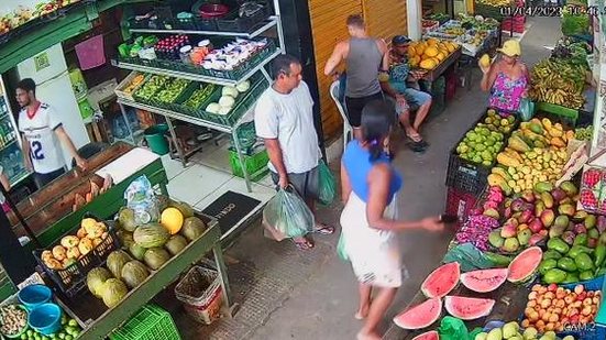 Mulher [ de blusa azul e saia branca ] foi filmada furtando celular em supermercado | Foto: Reprodução