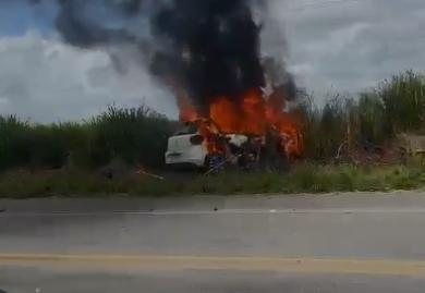 Carro ficou incendiado após colisão | Foto: Reprodução