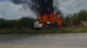 Carro ficou incendiado após colisão | Foto: Reprodução