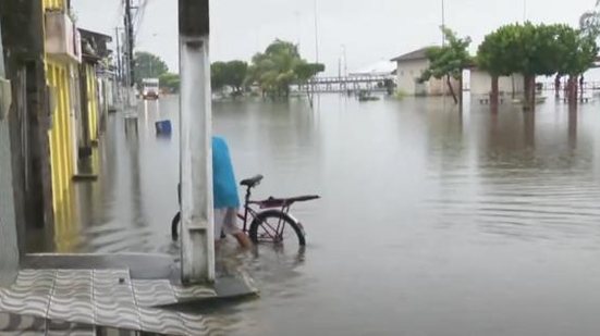 O rio transbordou e invadiu ruas no Centro Histórico de Marechal Deodoro | Foto: Reprodução/TV Pajuçara