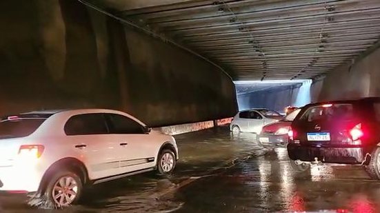 Imagem Alagamento deixa trânsito caótico em túnel de viaduto recém-inaugurado em Maceió