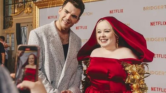 Os atores Luke Newton e Nicola Coughlan estão no Rio de Janeiro | Nat Odenbreit/Netflix