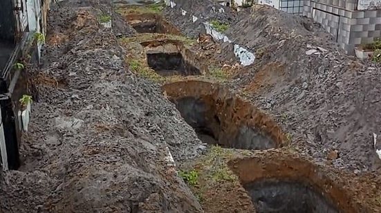 Covas foram abertas em corredor do Cemitério da Piedade, em Maceió | TV Pajuçara/Reprodução