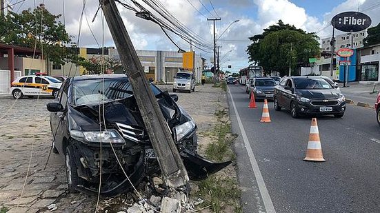 Poste danificado causou aqueda de energia no bairro | TV Pajuçara / Henrique Pereira