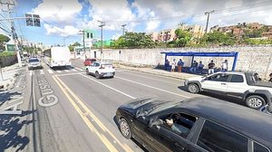 Agressão aconteceu em uma parada de ônibus, próximo à delegacia | Foto: Google Street View