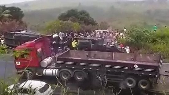 Imagem Vídeo: carreta carregada de caixas suco tomba e carga é saqueada na BR-101, em Junqueiro