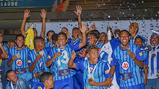 Elenco do Jaciobá comemora o título de campeão alagoano sub-20 | Átila Vieira / Cortesia