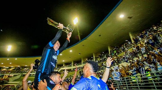 João Carlos carrega a taça e comemora com os torcedores do CSA | Pei Fon / TNH1