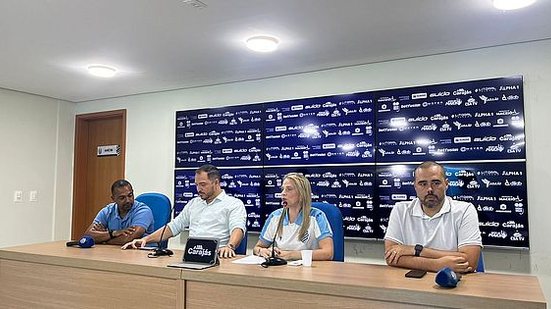 A presidente Mirian Monte ao lado do superintendente de futebol, Luciano Lessa, o executivo de futebol, Carlos Bonatelli, e o coordenador de futebol, Jadson Oliveira | Júlio César Oliveira / CSA