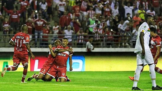 Neto Baiano comemora gol de falta sobre o Sampaio | Pei fon / Portal TNH1