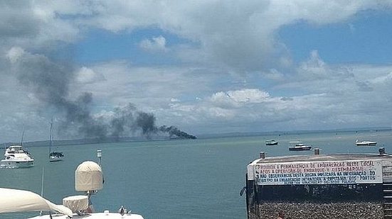 Imagem Lancha com quatro pessoas pega fogo na Ilha de Itaparica