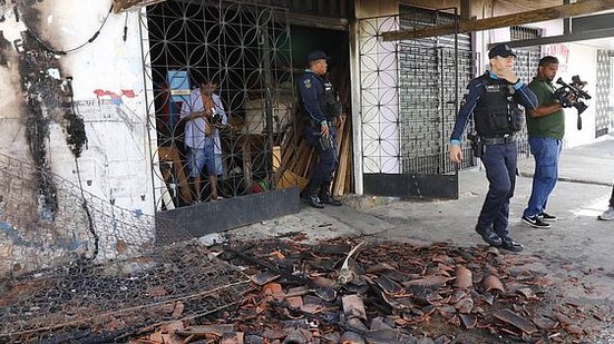 Loja de móveis na rua Dona Lúcia Pinheiro, 2240, no bairro Quintino Cunha. Loja de móveis, caminhão e uma ambulância sofrem ataque de facção | Mauri Melo/O Povo/Folhapress