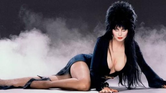 Cassandra Peterson, atriz que interpretou Elvira, revelou que está em um relacionamento com outra mulher há 19 anos | Foto: Reprodução