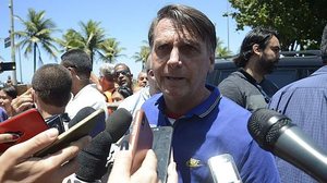 O presidente eleito, Jair Bolsonaro, conversa com jornalistas, na Barra da Tijuca | Agência Brasil