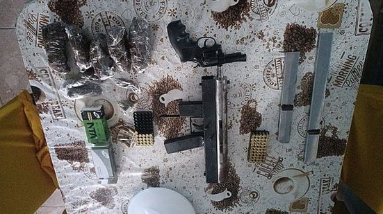 Suspeito foi encontrado com armas, munições e uma quantidade de drogas | Foto: Cortesia / SSP