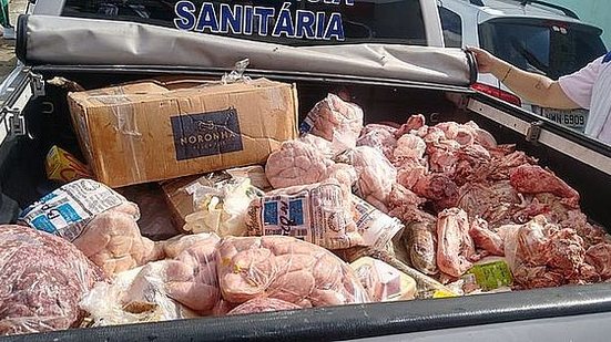 1,3 toneladas de carnes estragadas recolhidas em estabelecimento, na parte alta de Maceió. | Foto: Divulgação