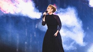 A cantora Adele, 36, anunciou, neste sábado (31), que vai dar uma pausa em sua carreira. Ela fez a revelação durante um show em Munique, na Alemanha | Reprodução / Instagram @adele