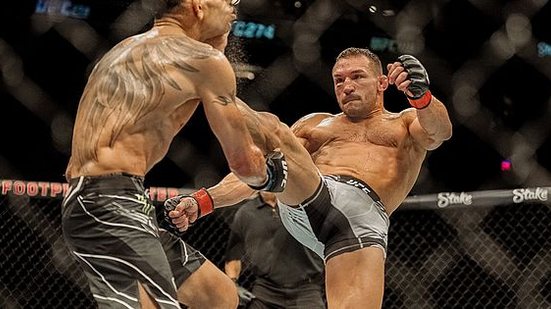 Imagem Imagem forte: chute de Michael Chandler 'deforma' face de Tony Ferguson e viraliza