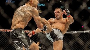 Imagem Imagem forte: chute de Michael Chandler 'deforma' face de Tony Ferguson e viraliza