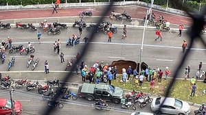 Imagem Cratera se abre e 'engole' carro, em avenida de João Pessoa; veja vídeos