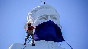 Imagem Estátua de Padre Cícero recebe máscara em prol da conscientização contra o coronavírus