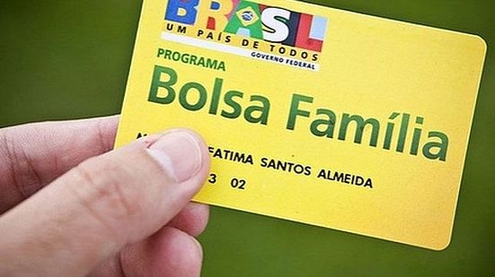 Imagem Bolsonaro diz que 13º do Bolsa Família será pago no final deste ano