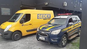 Veículo era plotado com as cores e a marca dos Correios, mas pertence ao prestador de serviço que foi preso | Ascom PRF