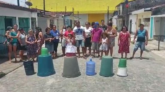 Moradores do Santa Lúcia durante protesto contra a falta d'água nesta sexta-feira | Foto: Reprodução