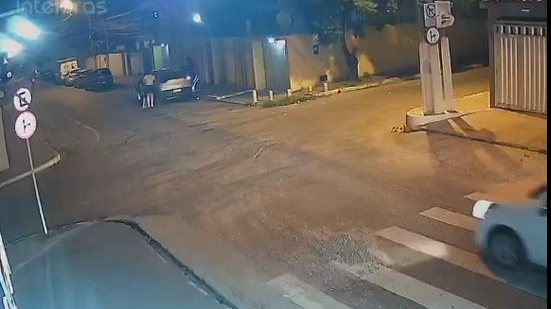 Carro foi roubado enquanto estava estacionado na porta da casa dos proprietários | Foto: Reprodução