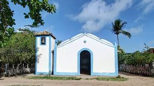 Corpo da jovem foi encontrado em uma região de mangue, próximo da praça da igreja de Caraíva | Google Street View / Reprodução