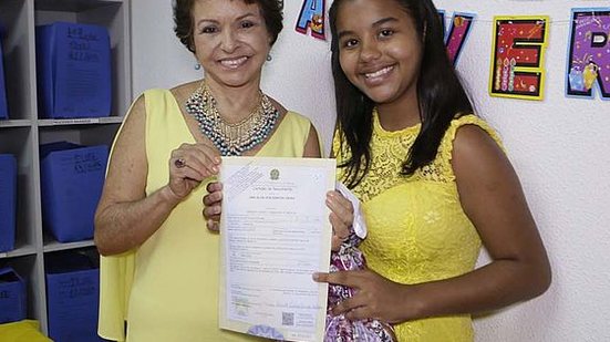 Juíza Ana Florinda entrega certidão de nascimento à adolescente Ana Alice Vieira | Foto: Maykon Farias