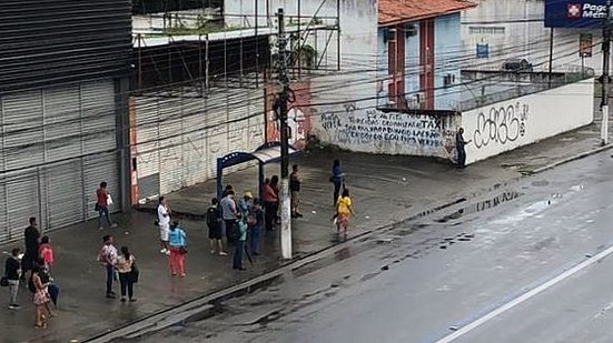 Passageiros aguardam coletivo no Cepa | TV Pajuçara / Henrique Pereira