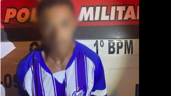 Suspeito tem 29 anos e estava se escondendo há dias na casa de amigos e parentes | Foto: Cortesia / Polícia Militar