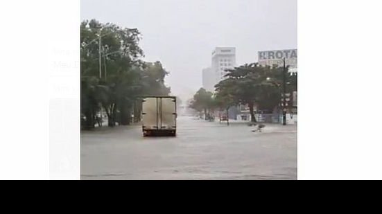 Avenida Governador Agamenon Magalhães, em Recife, ficou alagada com as chuvas da manhã deste sábado | Reprodução Instagram Carlos Pacheco