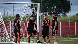 Técnico Daniel Paulista e a comissão do Galo em treino desta quarta-feira | Francisco Cedrim / CRB