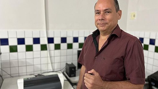 Professor Roberto Duarte Leite dá aulas de braille na Escola de Cegos Cyro Accioly | Assessoria