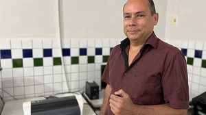 Professor Roberto Duarte Leite dá aulas de braille na Escola de Cegos Cyro Accioly | Assessoria