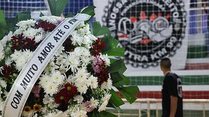 PINDAMONHANGABA, SP, BRASIL, 21.08.2023: Integrantes da torcida do Corinthians começam a preparar o Ginásio Prof. Manoel César Ribeiro com bandeiras e coroas de flores para o velório dos torcedores mortos em acidente de ônibus na madrugada do domingo | Za…