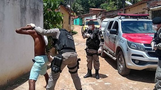 Policiais trabalhando com luvas e máscaras de proteção | Reprodução / Instagram