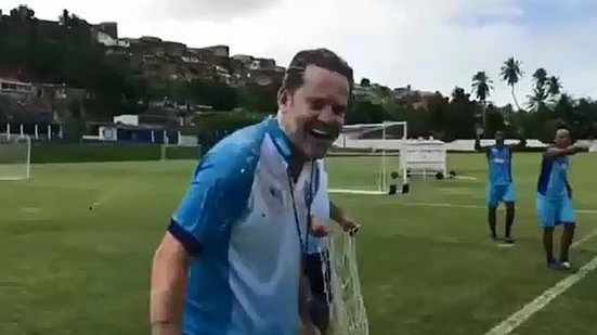 Argel é surpreendido por jogadores em trote de aniversário no CT do Mutange | Reprodução / Instagram CSA