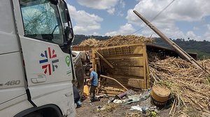 Acidente envolveu uma carreta carregada com cana de açúcar e outra carregada de cimento | Foto: Bruno Protásio / TV Pajuçara