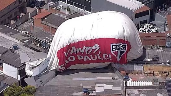 Balão dirigível com escudo do São Paulo cai em cima de casas em Osasco | Reprodução / TV Globo