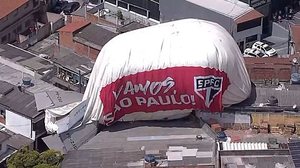 Balão dirigível com escudo do São Paulo cai em cima de casas em Osasco | Reprodução / TV Globo