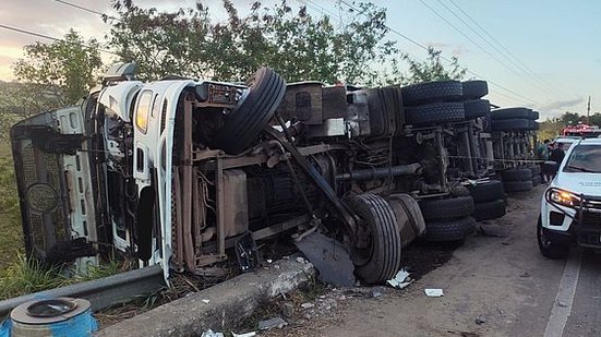 Tombamento de carreta deixa um homem morto em São Sebastião | Divulgação / Corpo de Bombeiros