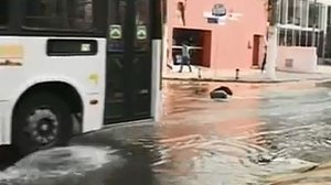 Alagamento na Rua Jangadeiros Alagoanos | Reprodução / TV Pajuçara