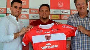 Da esquerda para direita: Thiago Paes (vice de futebol), Bebeto Moraes e Erasmo Damiani (executivo de futebol) | Gustavo Henrique / Ascom CRB