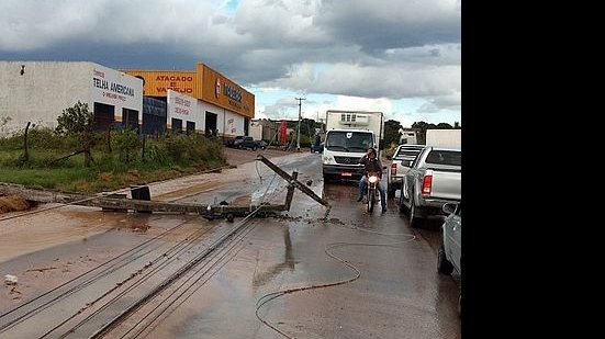 Imagem Quatro postes tombam e veículo é destruído durante chuvas em Arapiraca; veja vídeo